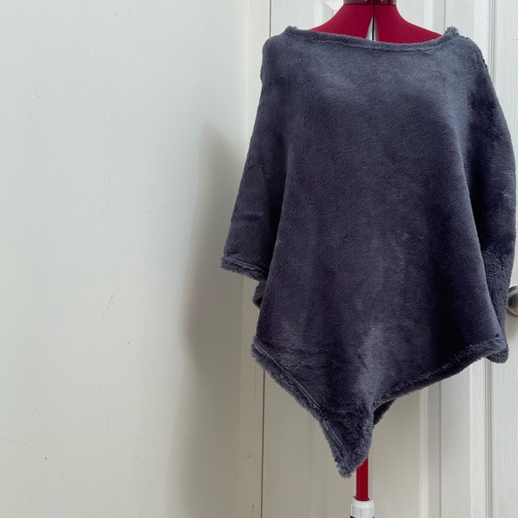 Handmade women blanket fur pullover poncho. Size S/M. Used. - Picture 6 of 8